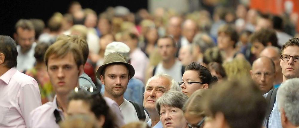 Fahrgäste drängen sich am S-Bahnhof des Hauptbahnhofs in München. Hier wegen der Entschärfung einer Fliegerbombe im Jahre 2012. Am Dienstagmorgen sah es ähnlich aus - ein Kurzschluss hatte für verspätete und ausgefallene Züge gesorgt. 