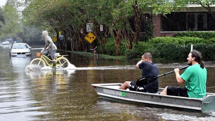Die Fortbewegung in South Carolina ist derzeit auf manchen Straßen auch mit dem Boot möglich. Zwei Männern in einem Kanu scheint es zu gefallen. Die Überflutungen forderten am Montag aber auch mindestens fünf Todesopfer. 