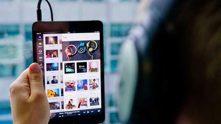 Der chinesische Markt ist von Raubkopien überschwemmt. Nun will Apple die Chinesen zu zahlenden Kunden machen.