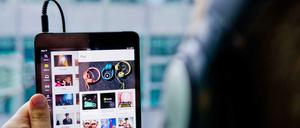 Der chinesische Markt ist von Raubkopien überschwemmt. Nun will Apple die Chinesen zu zahlenden Kunden machen.