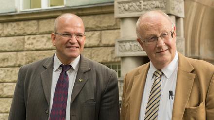 Ralf Treptow und Hinrich Lühmann vor dem Haupteingang des Humboldt-Gymnasium. 