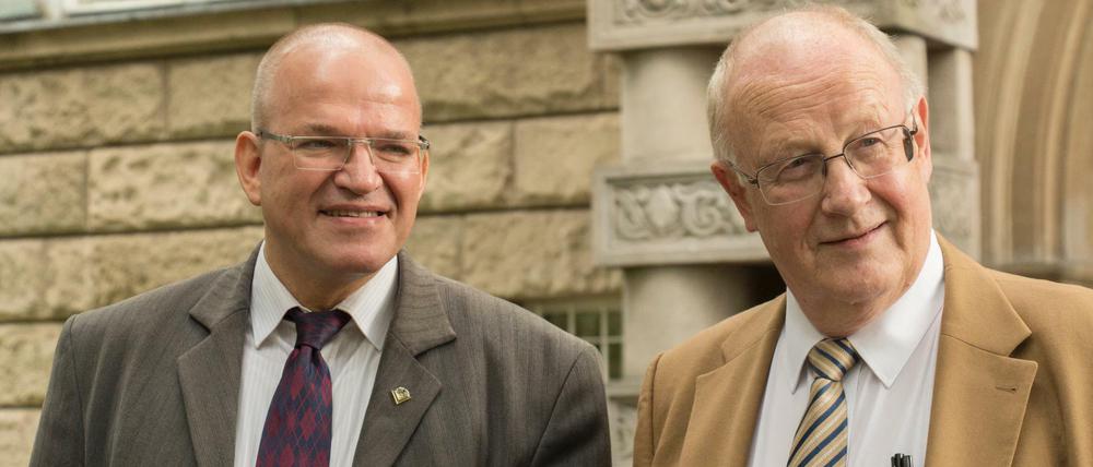 Ralf Treptow und Hinrich Lühmann vor dem Haupteingang des Humboldt-Gymnasium.