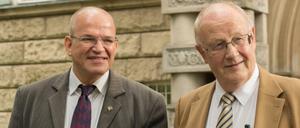 Ralf Treptow und Hinrich Lühmann vor dem Haupteingang des Humboldt-Gymnasium. 