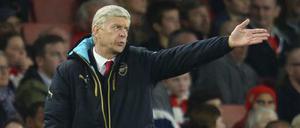 Fehlt nur noch der Schirm. Arsene Wenger steht bei Arsenal in der Kritik.