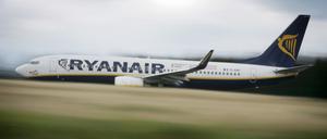 Ein Flugzeug der irischen Low-Cost-Airline Ryanair startet am vom Flughafen Frankfurt-Hahn in Lautzenhausen. Am Mittwoch machte eine gefälschte Pressemitteilung der Airline die Runde in den Medien. 