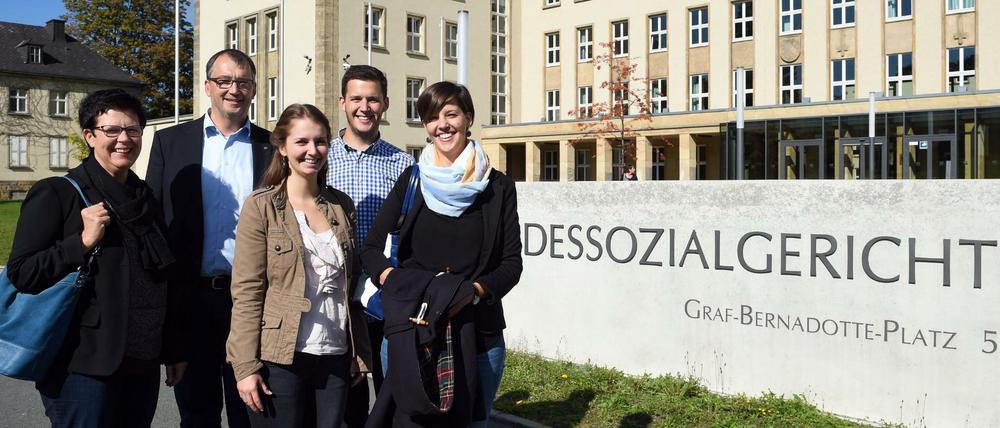 Familie Essig, hier vor dem Bundessozialgericht in Kassel, meint, dass es ungerecht ist, dass Eltern den gleichen Beitrag zahlen wie Kinderlose.