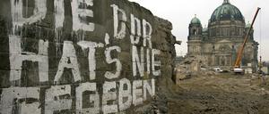Wo einmal der Palast der Republik stand, im Herzen Berlins, wurde mit dieser Aufschrift auf einen Betonsockel im Jahr 2008 die DDR verbal abgewickelt. 