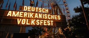 Schönen Gruß aus dem alten Westen! Das Volksfest war eine feste Nummer in der Stadt (West).