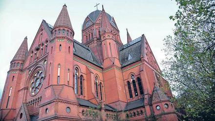 Energiespar-Gotteshaus. Die Heilig-Kreuz-Kirche in Kreuzberg wurde schon vor zwanzig Jahren im Inneren raffiniert umgebaut, um nachhaltig zu heizen. 
