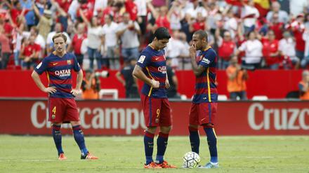 Ratlos: Barcelonas Rakitic (li.), Suarez und Neymar während der Partie gegen Sevilla.