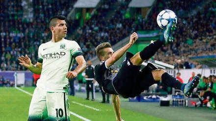 Netter Trick, aber warte mal, bis ich dran bin. Sergio Aguero (li.), der später das Siegtor für Manchester erzielte, schaut Mönchengladbachs Patrick Hermann zu. 