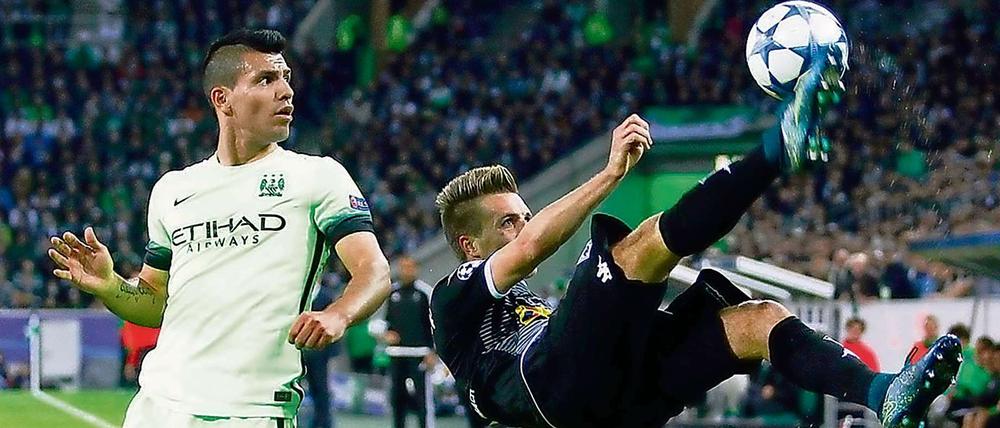 Netter Trick, aber warte mal, bis ich dran bin. Sergio Aguero (li.), der später das Siegtor für Manchester erzielte, schaut Mönchengladbachs Patrick Hermann zu.