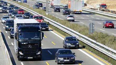 Der Lkw fährt von selbst - doch ganz ohne Fahrer geht es trotzdem nicht. Er muss im Notfall eingreifen können.