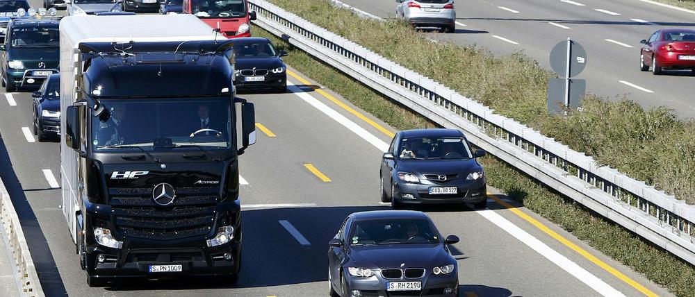 Der Lkw fährt von selbst - doch ganz ohne Fahrer geht es trotzdem nicht. Er muss im Notfall eingreifen können.