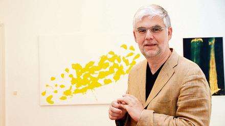 Pater Georg Maria Roers, katholischer "Künstlerseelsorger"; fotografiert vor dem Kunstwerk "reflects" (2004) von Georges Autard in der Galerie "Kunstbüro Berlin".