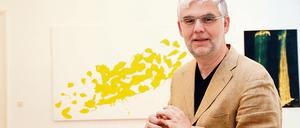Pater Georg Maria Roers, katholischer "Künstlerseelsorger"; fotografiert vor dem Kunstwerk "reflects" (2004) von Georges Autard in der Galerie "Kunstbüro Berlin".