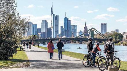 Mainhattan grüßt. Weil’s die Hessen auch gemütlich mögen, bauten sie eine breite Promenade am Fluss. Da kommen sich Radler und Spaziergänger nicht in die Quere.
