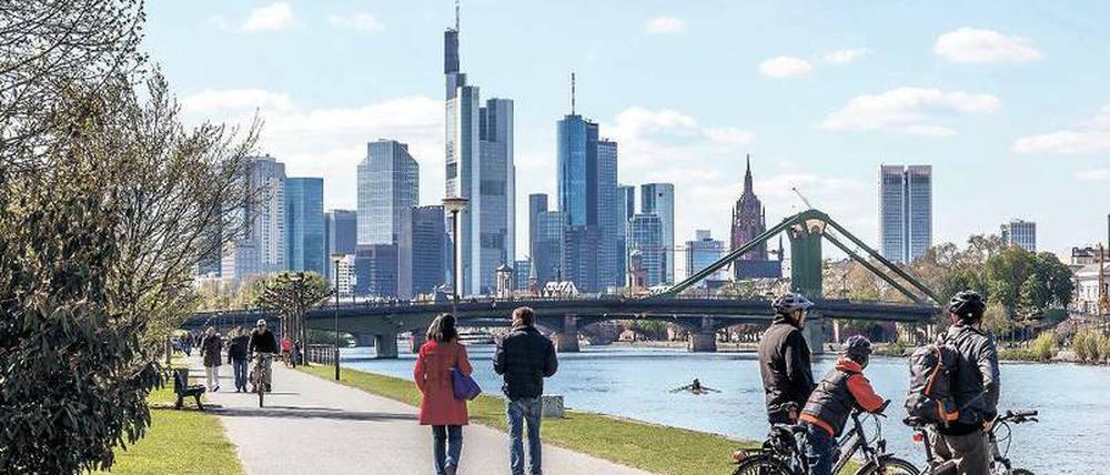 Mainhattan grüßt. Weil’s die Hessen auch gemütlich mögen, bauten sie eine breite Promenade am Fluss. Da kommen sich Radler und Spaziergänger nicht in die Quere. 
