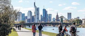 Mainhattan grüßt. Weil’s die Hessen auch gemütlich mögen, bauten sie eine breite Promenade am Fluss. Da kommen sich Radler und Spaziergänger nicht in die Quere.