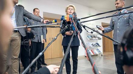 Bis zum Hals in Fragen. Die Doktorarbeit von Verteidigungsministerin Ursula von der Leyen steht unter Plagiatsverdacht. 