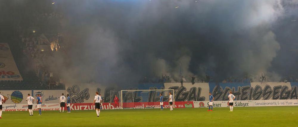 Dunkle Wolken. Die Fans von Hansa Rostock bereiten dem Verein immer wieder Kummer, hier zünden sie Ende September Pyrotechnik im Spiel gegen den 1. FC Magdeburg.