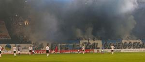 Dunkle Wolken. Die Fans von Hansa Rostock bereiten dem Verein immer wieder Kummer, hier zünden sie Ende September Pyrotechnik im Spiel gegen den 1. FC Magdeburg.