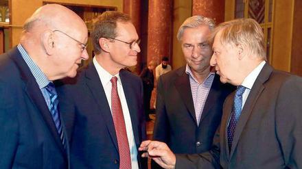 Sie hatten sich einiges zu erzählen, die Regierenden Bürgermeister von einst und jetzt: Walter Momper, Michael Müller, Klaus Wowereit und Eberhard Diepgen (v.l.). Offizielles Thema des Abends: 25 Jahre Deutsche Einheit. Das Schwierigste war laut Moderatorin Dagmar Reim, einen Termin zu finden, an dem alle konnten.