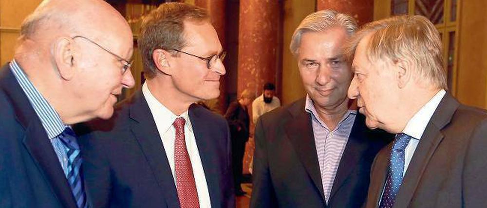Sie hatten sich einiges zu erzählen, die Regierenden Bürgermeister von einst und jetzt: Walter Momper, Michael Müller, Klaus Wowereit und Eberhard Diepgen (v.l.). Offizielles Thema des Abends: 25 Jahre Deutsche Einheit. Das Schwierigste war laut Moderatorin Dagmar Reim, einen Termin zu finden, an dem alle konnten.