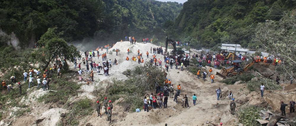 Hilfskräfte bei der Arbeit in Guatemala-City am Freitag.