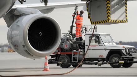 Gefährlich. Kerosin ist leicht brennbar. Spezielle Polymere könnten die Flüssigkeit sicherer machen. Sie sollen auch die mechanische Beanspruchung in Treibstoffpumpen vertragen - indem sie sich zerlegen und anschließend erneut zusammenfinden. 