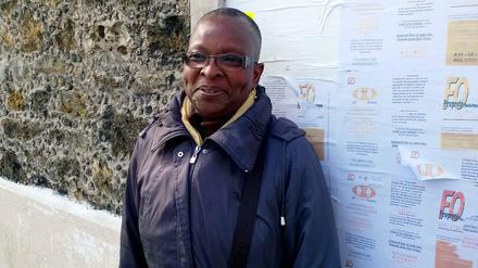 Eine der "dame pipi", Gabrielle Adams, vor dem Protestplakat der Gewerkschaft. 