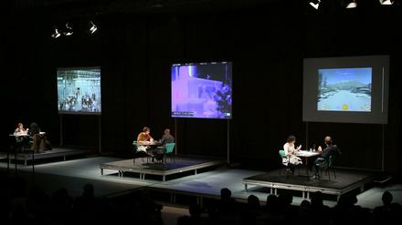 Totale Gegenwart. Simultanpalaver auf drei Podien. Wem soll man zuhören?