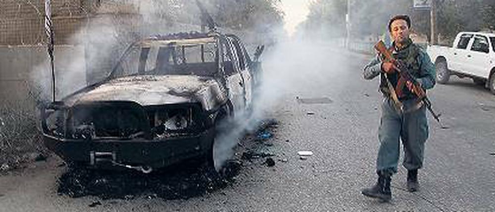 Spuren der Kämpfe. Ein Soldat sichert eine Straße in Kundus. Foto: Reuters