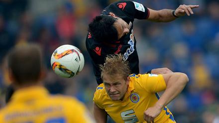 Auf den Ball: Unions Puncecl (o.) und Braunschweigs Hochscheidt im Zweikampf.