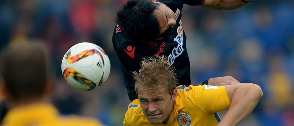 Auf den Ball: Unions Puncecl (o.) und Braunschweigs Hochscheidt im Zweikampf.