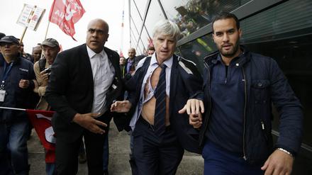 Im Streit um einen neuen Sparplan bei der französischen Fluggesellschaft Air France haben Hunderte Demonstranten ein Treffen von Konzernführung und Betriebsrat gestürmt.