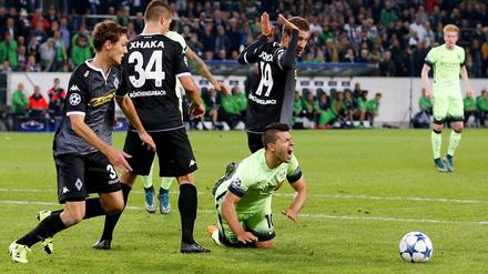 Ein tragischer Fall. Aguero wird von Johnson gefoult – Elfmeter. 