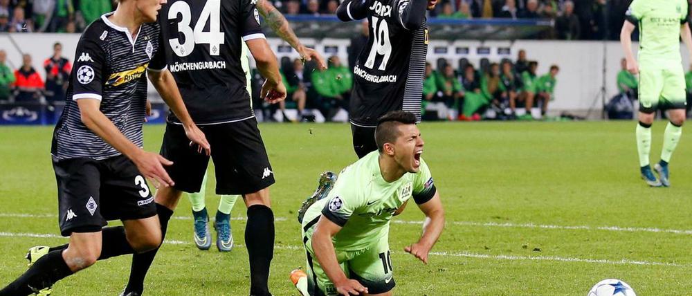 Ein tragischer Fall. Aguero wird von Johnson gefoult – Elfmeter.