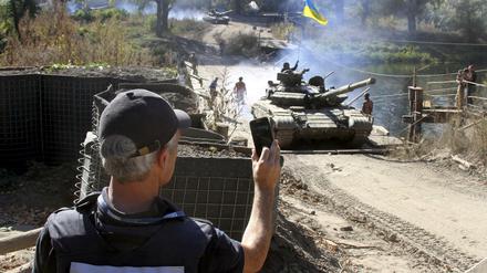 Ein OSZE-Mitglied fotografiert Truppenbewegungen in der Ostukraine. Derzeit ist es militärisch ruhig im Donbass. 