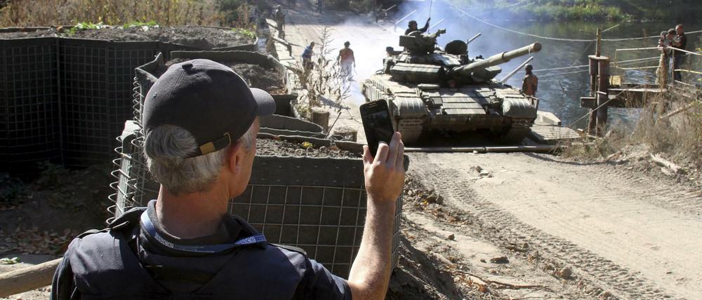 Ein OSZE-Mitglied fotografiert Truppenbewegungen in der Ostukraine. Derzeit ist es militärisch ruhig im Donbass.