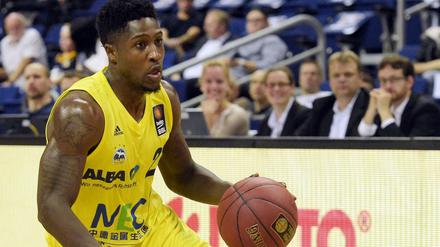 Alba Berlins Aufbauspieler Will Cheery am Ball. 
