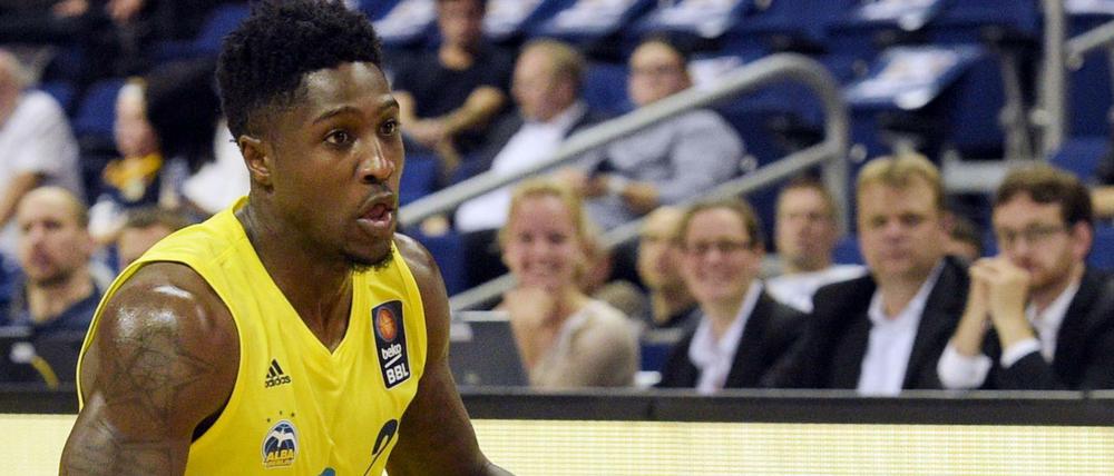 Alba Berlins Aufbauspieler Will Cheery am Ball. 