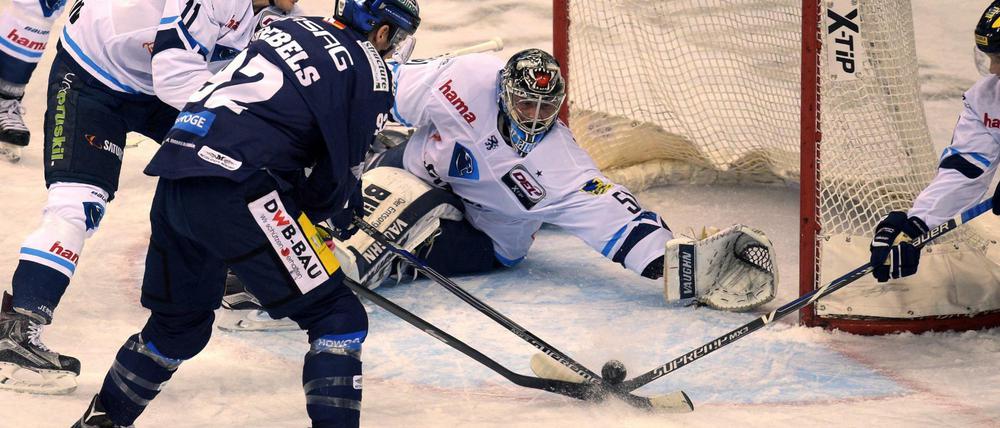 Marcel Noebels will mit den Eisbären heute in Ingolstadt den Puck möglichst oft im gegnerischen Tor versenken.
