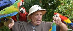 Der Papageien-Trainer Bud Clifton übt mit seinen Papageien am 08.05.2015 auf Maui (Hawaii, USA).