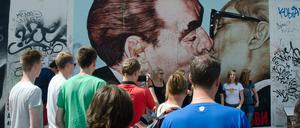 Köpfe auf der Mauer. Aber was ist aus der Mauer in den Köpfen geworden?