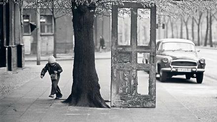 Die Tür in der Schönhauser Allee (1976). Sein Prenzlauer Berg ist natürlich nicht der heutige, auch nicht der davor, der Künstlerbezirk Ost-Berlins, sondern der davor: ein Bezirk von Müllmännern, Schornsteinfegern und sich selbst überlassenen Kindern in verfallener Altbauszenerie. „Idylle in Grau“ zeigt Alltagsporträts des 1984 gestorbenen Fotografen Bernd Heyden aus den Jahren 1966 bis 1980, auch wenn, wie Mathias Bertram im Vorwort schreibt, die Idylle in Wirklichkeit „keine Idylle war und natürlich keineswegs grau“.Bernd Heyden: Idylle in Grau. Fotografien 1966-1980. Lehmstedt Verlag, Leipzig 2015. 64 Seiten, 9,95 Euro. 