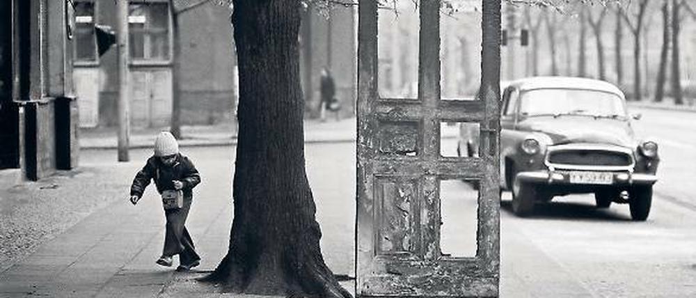 Die Tür in der Schönhauser Allee (1976). Sein Prenzlauer Berg ist natürlich nicht der heutige, auch nicht der davor, der Künstlerbezirk Ost-Berlins, sondern der davor: ein Bezirk von Müllmännern, Schornsteinfegern und sich selbst überlassenen Kindern in verfallener Altbauszenerie. „Idylle in Grau“ zeigt Alltagsporträts des 1984 gestorbenen Fotografen Bernd Heyden aus den Jahren 1966 bis 1980, auch wenn, wie Mathias Bertram im Vorwort schreibt, die Idylle in Wirklichkeit „keine Idylle war und natürlich keineswegs grau“.Bernd Heyden: Idylle in Grau. Fotografien 1966-1980. Lehmstedt Verlag, Leipzig 2015. 64 Seiten, 9,95 Euro. 