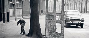 Die Tür in der Schönhauser Allee (1976). Sein Prenzlauer Berg ist natürlich nicht der heutige, auch nicht der davor, der Künstlerbezirk Ost-Berlins, sondern der davor: ein Bezirk von Müllmännern, Schornsteinfegern und sich selbst überlassenen Kindern in verfallener Altbauszenerie. „Idylle in Grau“ zeigt Alltagsporträts des 1984 gestorbenen Fotografen Bernd Heyden aus den Jahren 1966 bis 1980, auch wenn, wie Mathias Bertram im Vorwort schreibt, die Idylle in Wirklichkeit „keine Idylle war und natürlich keineswegs grau“.Bernd Heyden: Idylle in Grau. Fotografien 1966-1980. Lehmstedt Verlag, Leipzig 2015. 64 Seiten, 9,95 Euro.