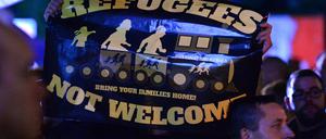 Tausende protestieren in Erfurt bei einer AfD-Demo gegen die Asylpolitik von Bund und Ländern.