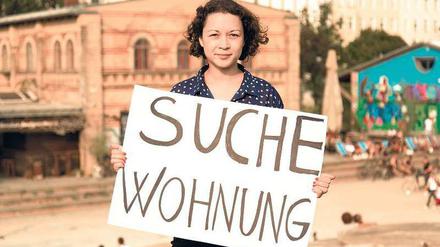 Plakativ. Das Schild hat Diane Arapovic auch nicht geholfen – die Suche nach einer neuen Wohnung war nicht nur schwierig, sondern schlichtweg vergeblich. 